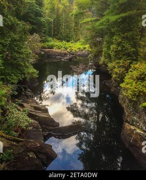 Provincia del Quebec, Canada, settembre 2019, vista di un fiume nel Parco Nazionale di la Mauricie Foto Stock