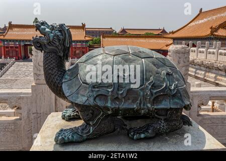 Pechino, Cina. 2 Giugno 2017. Sulla terrazza si trova una tartaruga di bronzo di fronte alla Sala della Suprema armonia nella Città Proibita, Pechino, Cina. Foto Stock