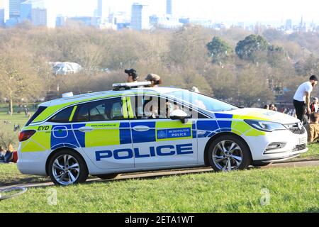 Controllo della polizia per gli interruttori di governo Covid su Primrose Hill in coronavirus lockdown 3, nel nord di Londra, Regno Unito Foto Stock