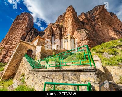 Un angolo basso della chiesa di Mallos de Riglos in Spagna Foto Stock