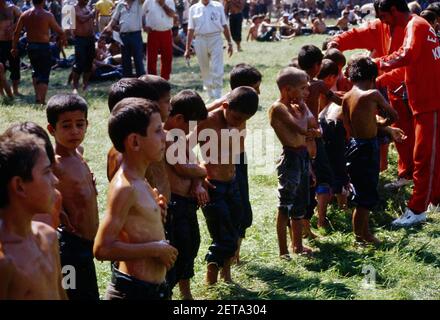 Edirne Turchia Boys si ricoprono con olio d'oliva per Yagli Gures al torneo Kirkpinar che si tiene ogni anno dal 1362 più antico continuo Comp. Sport Foto Stock