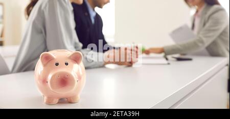 Banner con banca piggy e consulente finanziario di consulenza per giovani coppie o manager bancario Foto Stock