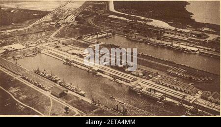 Pelabuhan di Tanjung Priok, Boekoe Peringatan dari Staatspoo-en Tramwegen di Hindia-Belanda 1875-1925, pag. 16. Foto Stock