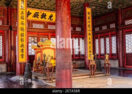 Pechino, Cina. 2 Giugno 2017. Il Trono degli imperatori nella Sala dell'armonia Centrale nella Città Proibita di Pechino. Foto Stock