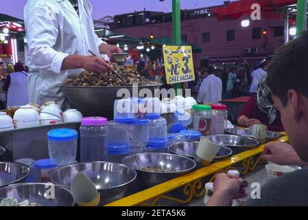 escargot cucinato in vendita in un ristorante all'aperto nel mercato jemaa el-fnaa di marrakech, morocco Foto Stock