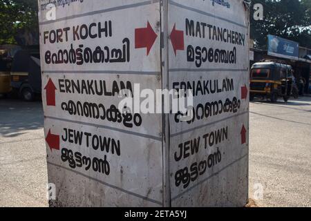 Marcatore stradale per Fort Kochi (Cochin), Jew Town & Ernakulam in Kerala, India (scritto in inglese e malayalam) Foto Stock