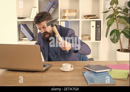 Lavoro odioso. Computer difettoso. Annunci fastidiosi e pop up banner. Connessione Internet lenta. Software obsoleto. Ritardo del computer. Sistema di ritardo. Odiare la routine dell'ufficio. Uomo sopportato schiacciare il computer. Distruggi il notebook. Foto Stock