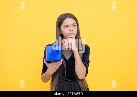 cosa c'è all'interno. ragazza teen con scatola presente. buona vacanza. regalo per compleanno. bambino dopo la vendita shopping. festa per bambini. adolescente prepararsi per il giorno di san valentino. infanzia felice. Foto Stock