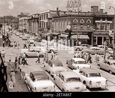 PEDONI DEL 1950 A PIEDI E TRAFFICO AUTOMOBILISTICO CHE ATTRAVERSA L'INCROCIO PRINCIPALE DELLA STRADA QUARTIERE DEGLI AFFARI DI JOLIET ILLINOIS USA - BR00775 CAM001 HARS COPIA SPAZIO SIGNORE PERSONE NEGOZI PANORAMICI AUTOMOBILI MASCHI PEDONI AMERICANA TRASPORTI PRINCIPALE B&W NORTH AMERICA CENTRO COMMERCIALE CENTRO CITTÀ AD ALTO ANGOLO INTERSEZIONE E AUTOS RETE ESTERNA CAM001 DEI NEGOZI AUTOMOBILI VEICOLI DIURNI PICCOLA CITTÀ ILLINOIS JOLIET RESORTS QUARTIERE DEGLI AFFARI IN BIANCO E NERO MAIN STREET MIDWEST MIDWEST VECCHIO STILE Foto Stock