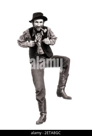 PERSONAGGIO ANNI '30 UOMO STEREOTIPO PAESE RUBE BARBA CORNCOB TUBO DITA RIMBOCCATO IN GILET DANZANTE PIEDE CHE BATTE GUARDANDO LA MACCHINA FOTOGRAFICA - C603 HAR001 HARS PERSONE PERSONAGGIO MASCHI GIUBBOTTO DI INTRATTENIMENTO WESTERN DI MEZZA ETÀ B&W UOMO DI MEZZA ETÀ CONTATTO OCULARE BIZZARRO BAFFI ARTI DELLO SPETTACOLO UMORISTICO FELICITÀ PIPE BIZZARRE TABACCO BAFFI GROTTESCO ECCITAZIONE ZANY COMICO NON CONVENZIONALE IN CATTIVA ABITUDINE I CAPELLI FACCIALI OCCUPAZIONI FUMATORE NICOTINA CONCETTUALE ADDICTIVE COMMEDIA ELEGANTE CAMICIA IN PLAID IDIOSINCRATICA RICCITA CHE AMAVANO IL CORNCOB A CHIODO DI GAROFANO ECCENTRIC HILLBILLY MEZZO-ADULTO UOMO RELAX RUBE STEREOTIPO Foto Stock