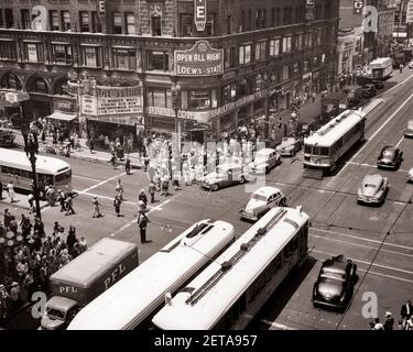 1940 TRAFFICATO INCROCIO AUTOBUS BROADWAY E 7TH STREET DOWNTOWN CARS PEDONI LOWE'S STATE MOVIE THEATER LOS ANGELES CA USA - HP 4218 ASP001 SPAZIO COPIA HARS SIGNORE PERSONE NEGOZI MARQUEE UNITO STATI D'AMERICA AUTOMOBILI MASCHI PEDONI INTRATTENIMENTO TRASPORTO B&W NORD AMERICA SHOPPER CENTRO COMMERCIALE NORD AMERICA PUNTO DI INTERSEZIONE PEDONALE AD ANGOLO ALTO AUTO A MOTORE E AUTOS ESTERNI CA NEGOZI WEST COAST 7 AUTOMOBILI AUTOMOBILI VEICOLI TROLLEY AUTOMOBILI BROADWAY AUTOBUS COMMERCIO TRANSITO NERO E. AZIENDE BIANCHE I VEICOLI A MOTORE DI MASSA DI LOS ANGELES VECCHIO STILE TROLLY Foto Stock