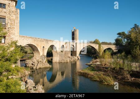 Il vecchio ponte medievale in pietra sul fiume Fluvia a Besalú, Spagna. Foto Stock