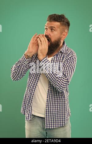 Vieni al nostro barbiere. Hipster invita i clienti al barbershop. Uomo con bearded in stile casual. Barbiere. Barbiere. Taglio e rasatura dei peli. Salone di parrucchiere uomo. Barbiere che aiuta a plasmare l'identità maschile. Foto Stock