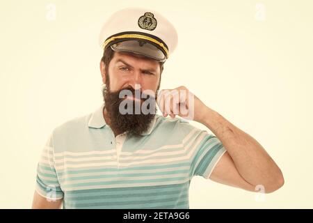 Capitano esperto di marinai. Marinaio barbuto isolato su bianco. Navy e marina. Concetto di avventure in mare. Marinaio o marinaio con barba lunga e baffi. Marinaio professionista. Frutti di mare. Proprietario della nave. Foto Stock
