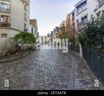 Parigi, Francia - 02 26 2021: Quartiere di Montmartre. Via Villa Leandre Foto Stock