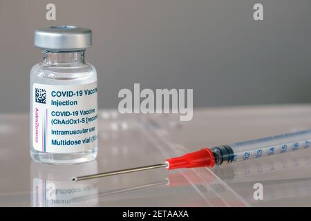 Montreal, CA - 1 marzo 2021: Flaconcino di vaccino e siringa AstraZeneca Covid-19 Foto Stock
