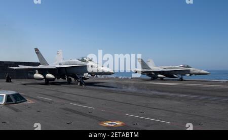 Un US Navy F/A-18C Hornet aereo da combattimento con i Death Rattlers of Marine Fighter Attack Squadron 323 lancia dal ponte di volo a bordo della portaerei di classe Nimitz USS Nimitz 25 febbraio 2021 nell'Oceano Pacifico. Foto Stock