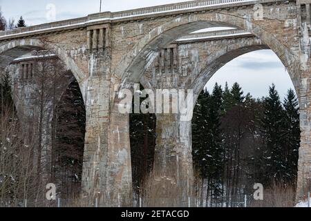 Stanczyki in inverno due viadotti ferroviari storici Polonia settentrionale Foto Stock