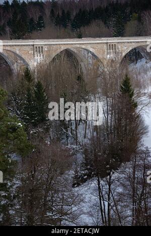 Stanczyki in inverno due viadotti ferroviari storici Polonia settentrionale Foto Stock