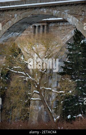 Stanczyki in inverno due viadotti ferroviari storici Polonia settentrionale Foto Stock