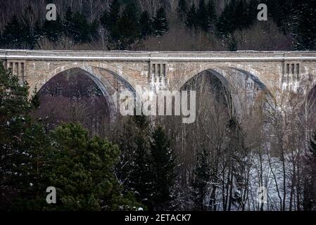 Stanczyki in inverno due viadotti ferroviari storici Polonia settentrionale Foto Stock