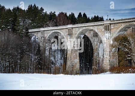 Stanczyki in inverno due viadotti ferroviari storici Polonia settentrionale Foto Stock
