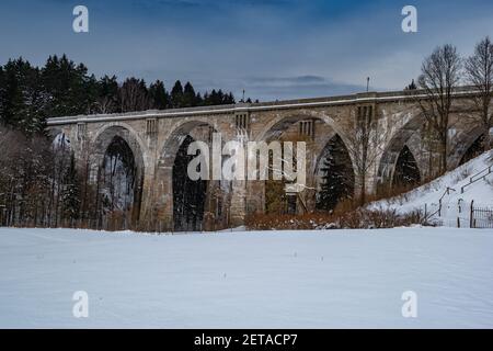 Stanczyki in inverno due viadotti ferroviari storici Polonia settentrionale Foto Stock