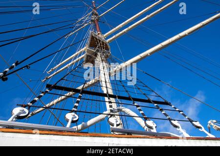 Armamento e albero di una grande nave a vela. Funi e pulegge per il tensionamento delle vele. Stagione primaverile. Foto Stock