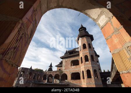 Il Castello di Lapalice è la più grande costruzione non autorizzata e incompiuta della Polonia, costruita a metà degli anni '80 come castello moderno a Lapalice, in Polonia. S Foto Stock