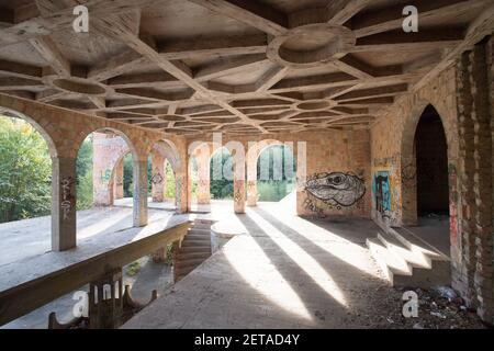 Il Castello di Lapalice è la più grande costruzione non autorizzata e incompiuta della Polonia, costruita a metà degli anni '80 come castello moderno a Lapalice, in Polonia. S Foto Stock