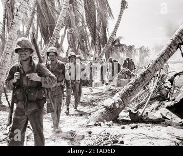 1940 COLONNA DI STATI UNITI MARINES GRAVEMENTE BISOGNOSI DI RIPOSO E CIBO DOPO L'AZIONE DI COMBATTIMENTO NEL SUD PACIFICO SECONDA GUERRA MONDIALE - M628 HAR001 SPAZIO DI COPIA HARS A LUNGHEZZA INTERA PERSONE ISPIRAZIONE MASCHI RISCHIO DI FIDUCIA DOPO SUCCESSO B&W GRANDANGOLO FORZA QUESTA STRATEGIA DI VITTORIA CORAGGIO E CAMUFFAMENTO COLONNA LEADERSHIP POTENTE PROGRESSO GUERRE MONDIALI ORGOGLIO GUERRA MONDIALE GUERRA MONDIALE GUERRA MONDIALE DUE MONDO GUERRA II IN OF ON THE MARINES OCCUPAZIONI UNIFORMI CONCETTUALI GUERRA MONDIALE 2 VIZIOSA COOPERAZIONE DI COMBATTIMENTO ARMI DA FUOCO HANNO FANTERIA L'UOMO MEDIO-ADULTO HA BISOGNO DI RIPOSO SITUAZIONE GIOVANE UOMO ADULTO NERO E L'ETNIA CAUCASICA BIANCA Foto Stock