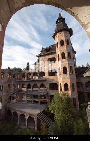 Il Castello di Lapalice è la più grande costruzione non autorizzata e incompiuta della Polonia, costruita a metà degli anni '80 come castello moderno a Lapalice, in Polonia. S Foto Stock