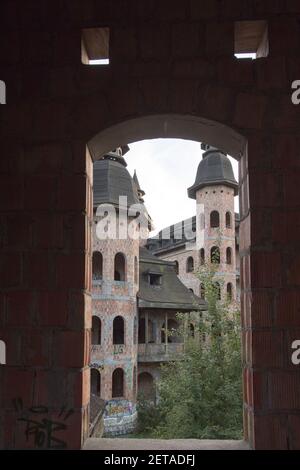 Il Castello di Lapalice è la più grande costruzione non autorizzata e incompiuta della Polonia, costruita a metà degli anni '80 come castello moderno a Lapalice, in Polonia. S Foto Stock