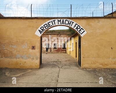 Ingresso del muro di confinamento dell'Olocausto nel campo di concentramento di Terezin, repubblica ceca Foto Stock