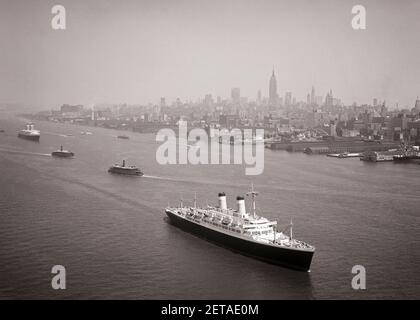 1950 OCEAN LINER SS CONSTITUTION SEGUITA DALLE SS STATI UNITI LASCIANDO MANHATTAN ATTRAVERSO IL FIUME HUDSON, OLTREPASSA LO SKYLINE DI NEW YORK USA - S757 HAR001 TRASPORTO NAVI HARS B&W HUDSON SOGNA ALTO ANGLE ADVENTURE DOCK PROGRESS FUMANTE ORGOGLIO NYC CONCETTUALE NEW YORK 1957 CITTÀ FUGA TRAGHETTO CITTÀ DI NEW YORK SEGUITO 1 SS VISTA AEREA BIANCO E NERO HAR001 GIUGNO RIVESTIMENTI VECCHIO STILE PIER VESSEL Foto Stock