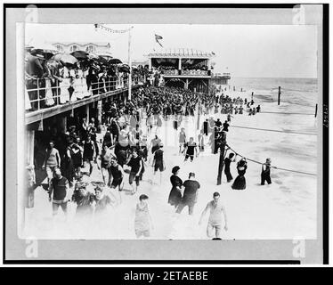 La gente sulla spiaggia e il lungomare di Asbury Park, New Jersey Foto Stock