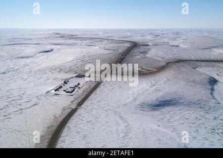 Vista aerea del campo e spegnere la fonte di ghiaia 177, costruzione invernale, Inuvik-Tuktoyaktuk Highway, territori del Nord-Ovest, Canada Artico. Foto Stock