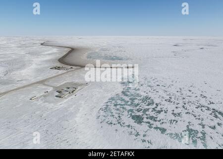 Vista aerea del campo e dell'autostrada Inuvik-Tuktoyaktuk in costruzione durante la prima stagione invernale, territori del Nord-Ovest, Artico del Canada, aprile 2014. Foto Stock