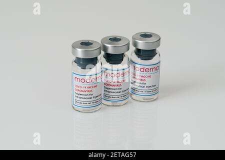 LONDRA, INGHILTERRA - 28 FEBBRAIO 2021: Tre flaconcini di vetro contenenti la soluzione di dose di vaccino di immunizzazione moderna COVID Coronavirus COVID-19 pronta per l'uso Foto Stock