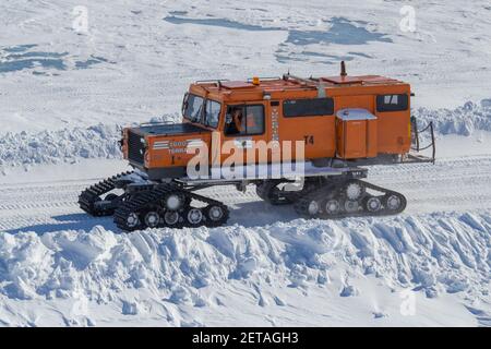 Tucker-Terra su veicolo da neve durante la costruzione invernale, Inuvik-Tuktoyaktuk Highway, territori del Nord-Ovest, Canada Artico. Completato nel 2 novembre Foto Stock