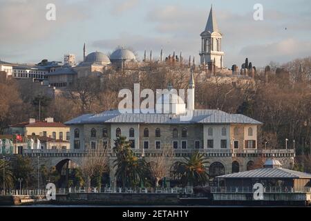 Palazzo Topkapi visto da Halic, Istanbul Foto Stock