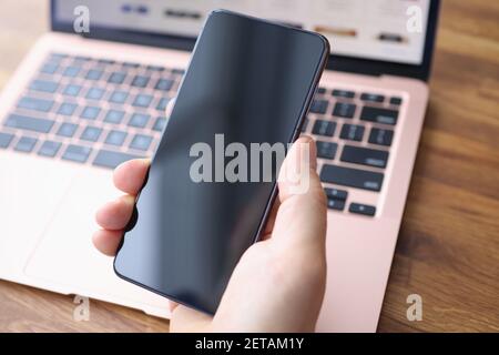 Mano maschio che tiene Samsung Galaxy S21 closeup Foto Stock