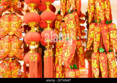 Festival di Primavera Cinese (anno nuovo) decorazioni in rosso brillante e oro Foto Stock