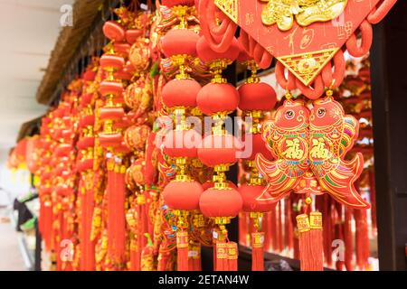 Festival di Primavera Cinese (anno nuovo) decorazioni in rosso brillante e oro Foto Stock