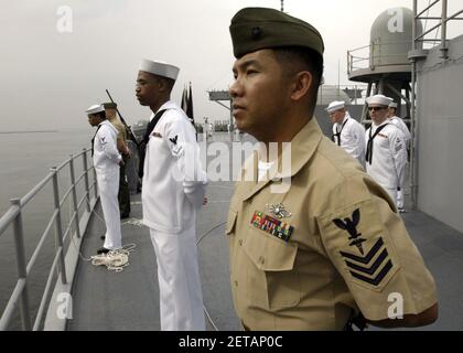 Personale addetto alle rotaie su USS Blue Ridge (LCC 19). Foto Stock