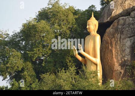 Statua del buddha d'oro a Kao Takieb, Hua Hin, Thailandia. Foto Stock