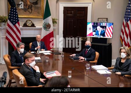 Il Presidente degli Stati Uniti Joe Biden partecipa a un incontro bilaterale virtuale con il Presidente del Messico Andrés Manuel López Obrador nella Sala Roosevelt della Casa Bianca a Washington il 1 marzo 2021. Da sinistra a destra: CONSIGLIERE nazionale AMERICANO per la sicurezza Jake Sullivan, segretario di Stato americano Antony Blinken, presidente Biden, segretario americano per la sicurezza interna Alejandro Mayorkas, e Elizabeth Sherwood-Randall, vice consulente nazionale per la sicurezza interna.Credit: Anna Moneymaker/Pool via CNP | utilizzo in tutto il mondo Foto Stock