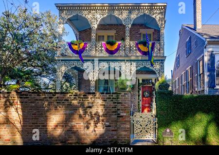 Una storica casa anteguerra del 1859, con pizzo italiano in ferro battuto, è decorata per il Mardi Gras, 19 febbraio 2021, a Mobile, Alabama. Foto Stock