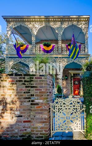 Una storica casa anteguerra del 1859, con pizzo italiano in ferro battuto, è decorata per il Mardi Gras, 19 febbraio 2021, a Mobile, Alabama. Foto Stock