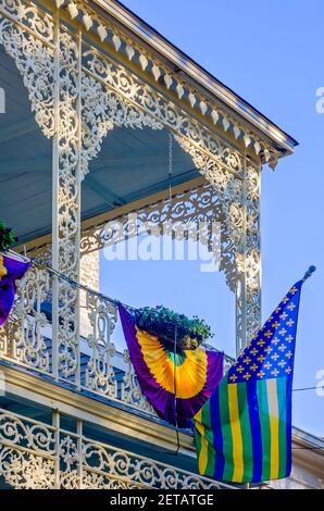 Una storica casa anteguerra del 1859, con pizzo italiano in ferro battuto, è decorata per il Mardi Gras, 19 febbraio 2021, a Mobile, Alabama. Foto Stock